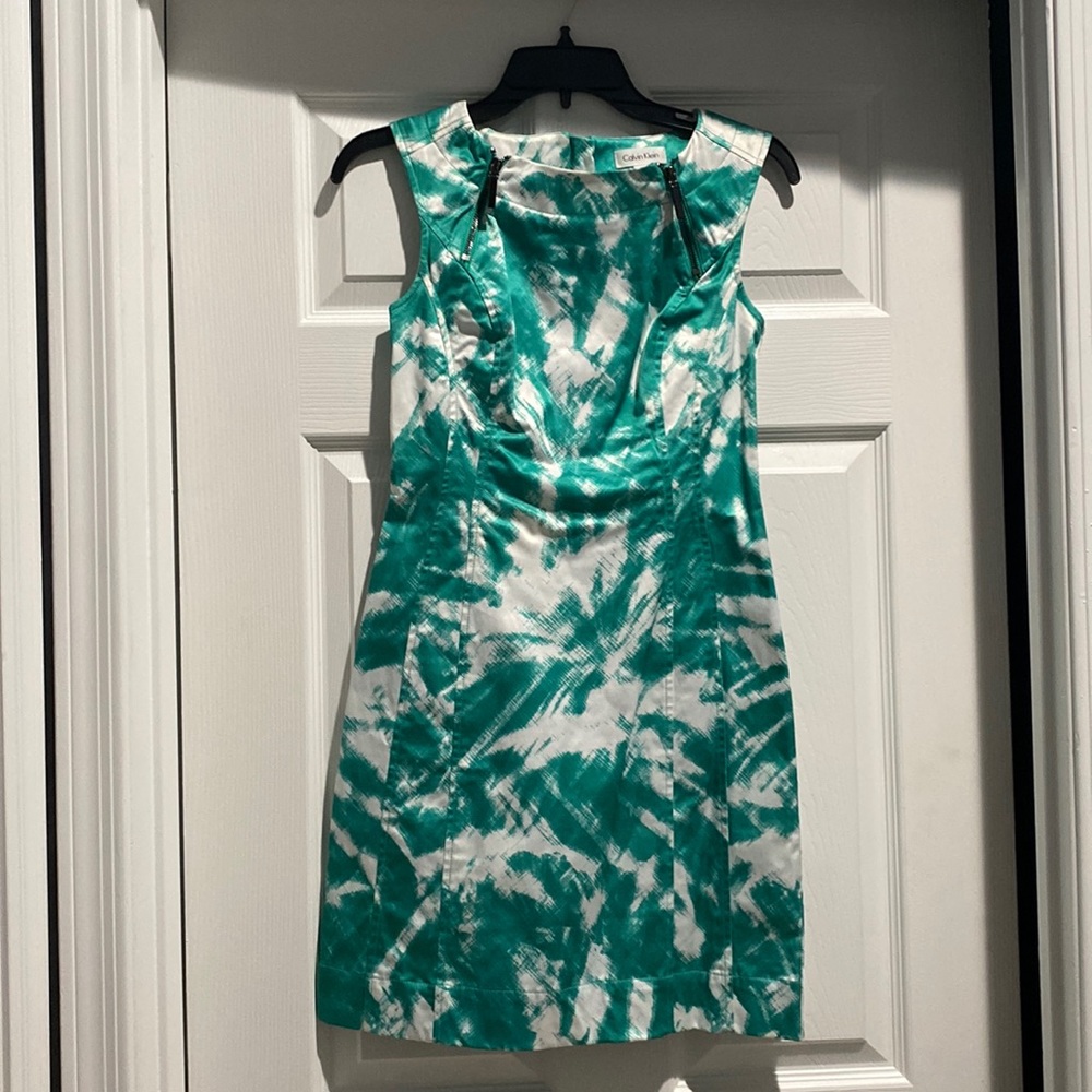 Calvin Klein White/Green-Teal Sleeveless Dress (size 0)